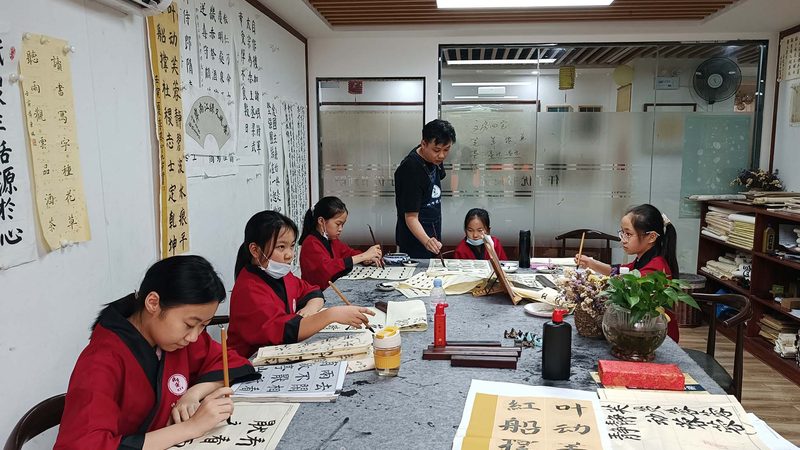 行业背景：IT行业快速发展，职业培训需求旺盛